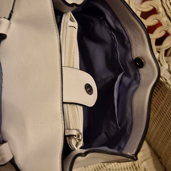 Host pick 😍White Vegan leather Purse - Picture 3 of 6